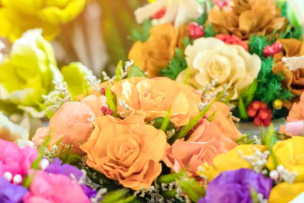 Närbild till vacker dekoration konstgjord blomma eller fejkade blommor till salu på den lokala marknaden. Selektiv inriktning — Stockfoto