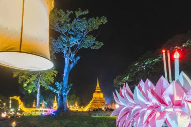 Sukhothai Tarih Parkı 'ndaki Loy Kratong Festivali' nin bir sembolü olarak, kumaştan yapılmış güzel, büyük, pembe bir Krathong, rezervuarda sergileniyor..
