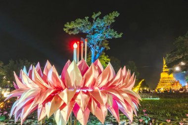 Sukhothai Tarih Parkı 'ndaki Loy Kratong Festivali' nin bir sembolü olarak, kumaştan yapılmış güzel, büyük, pembe bir Krathong, rezervuarda sergileniyor..