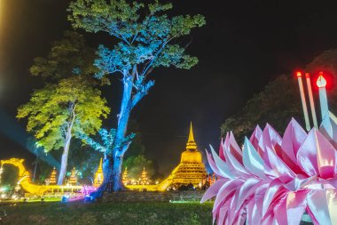 Sukhothai Tarih Parkı 'ndaki Loy Kratong Festivali' nin bir sembolü olarak, kumaştan yapılmış güzel, büyük, pembe bir Krathong, rezervuarda sergileniyor..