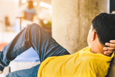 Havaalanı terminalinde yolcu beklerken banklarda kestirirken yorgun düşmüş..