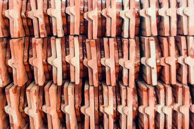 Tayland 'da bir Budist Tapınağı restorasyonu için geleneksel kil yığınına yakın çatı kiremitleri yığını.