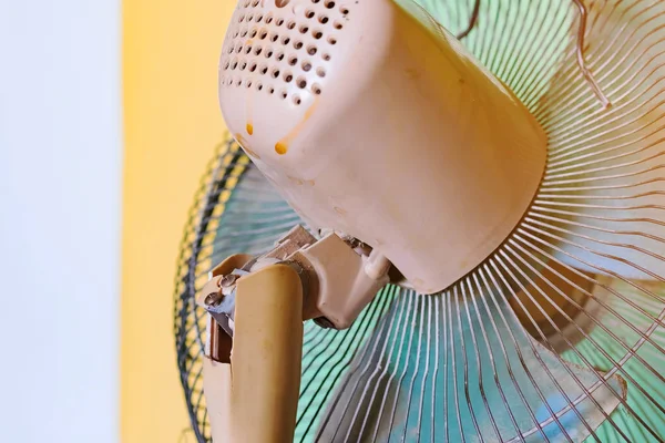 Cerca de las viejas juntas de plástico del ventilador electrónico dañado y roto con un fondo borroso. Enfoque selectivo — Foto de Stock