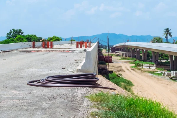 타이에서 미얀마의 다웨이까지의 여행을 위해 도로의 고도에 있는 거대 한 콘크리트 다리를 완공하지 않은 공사. — 스톡 사진