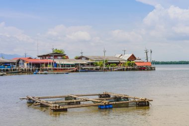 Chanthaburi, Tayland: 15 Nisan 2019 Bang Chan, Khlung, Chanthaburi, Tayland'da 15 Nisan 2019 tarihinde Balıkçı Köyü Manzarası (No-Land Village)