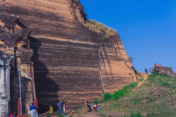 MINGUN-Myanmar, 20 janvier 2019 : Des touristes non identifiés viennent visiter et photographier la pagode ruinée de Mingun (pagode inachevée dans le temple de Mingun paya) le 20 janvier 2019 à Mingun, Myanmar . — Photo