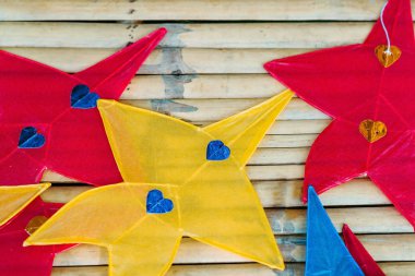 Geleneksel yıldız şekilli uçurtma ya da yerel pazarda uçurmak için satılık Chula uçurtması. Seçici odak.