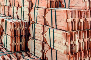 Tayland 'da bir Budist Tapınağı restorasyonu için geleneksel kil yığınına yakın çatı kiremitleri yığını.