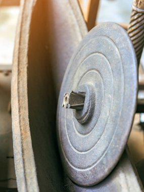 Antika otlar, değirmen öğütme aleti ve ahşap saplı taş öğütme tekerleği. Doktorun geleneksel tıbbi ürünleri için öğütme aleti..