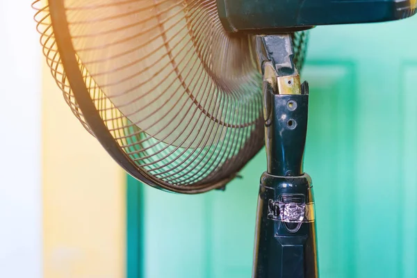 Dicht bij de oude kunststof voegen van de elektronische ventilator beschadigd en gebroken met een wazige achtergrond. Selectieve focus — Stockfoto