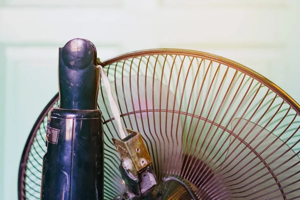 Cerca de las viejas juntas de plástico del ventilador electrónico dañado y roto con un fondo borroso. Enfoque selectivo — Foto de Stock