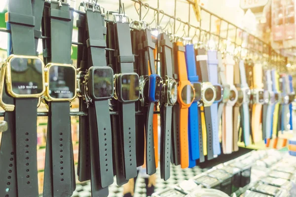 Muchos relojes de pulsera modernos se aferran a mostrar y barato para la venta en el mercado local. Enfoque selectivo . — Foto de Stock