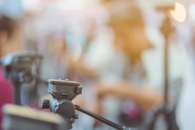 Fotoğraf ekipmanları ticaret fuarında satılık Tripod kamera. 