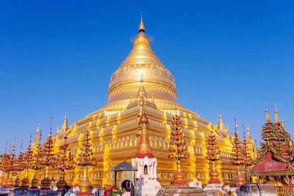 Ženské turistky si zaslouží a fotografují v Shwezigon Pagoda v Bagan, Myanmar. — Stock fotografie