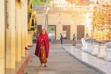BAGAN-Myanmar, 21 Ocak 2019: Tanımlanamayan turistler Shwezigon Pagoda 'da 21 Ocak 2019, Bagan, Myanmar.