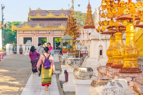 BAGAN-Myanmar, 21. ledna 2019: Neidentifikovaní turisté dělají zásluhy a fotografují v Shwezigon Pagoda 21. ledna 2019 v Baganu v Myanmaru. — Stock fotografie