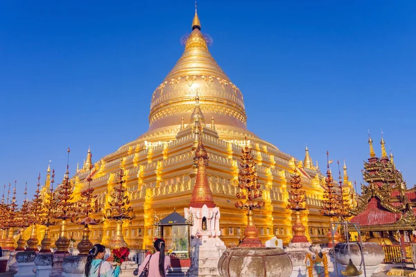 BAGAN-Myanmar, 21. ledna 2019: Neidentifikovaní turisté dělají zásluhy a fotografují v Shwezigon Pagoda 21. ledna 2019 v Baganu v Myanmaru. — Stock fotografie