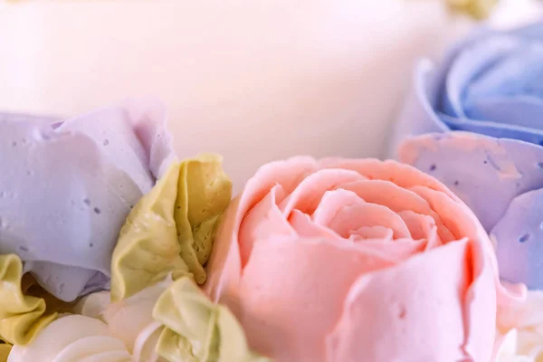 Κοντινό πλάνο στην γαμήλια τούρτα στολισμένη με τριαντάφυλλα και λουλούδια για τον γαμπρό και τη νύφη την ημέρα του γάμου. — Φωτογραφία Αρχείου