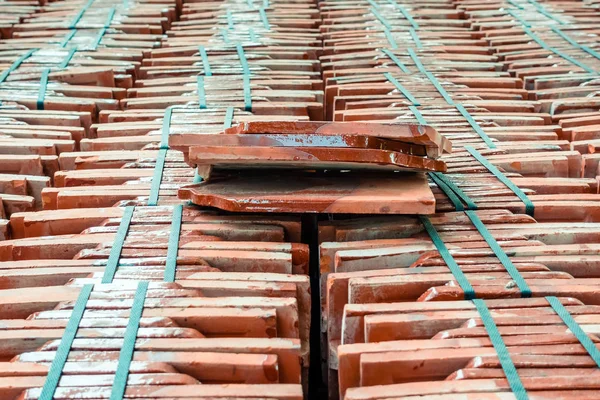 Feche até muitas pilhas de telhas pilha de barro tradicional para uma restauração do templo budista em estilo vintage na Tailândia . — Fotografia de Stock