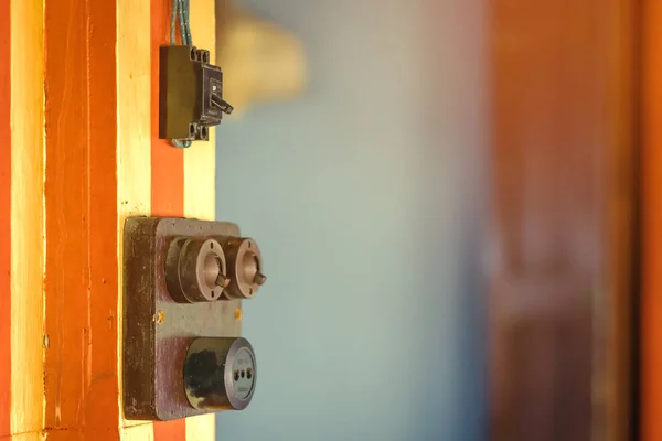 Feche até um interruptor elétrico muito velho da luz retro sobre uma placa de madeira. Interruptor vintage, foco seletivo — Fotografia de Stock