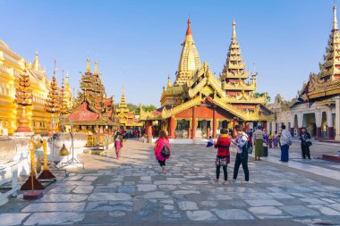 Bagan-Myanmar, 21 Ocak 2019: Tanımlanamayan turistler 21 Ocak 2019 'da Merbagan-Myanmar' a gittiler: Tanımlanamayan turistler Shwezigon Pagoda 'da 21 Ocak 2019' da Myanmar, Bagan 'da liyakat ve fotoğraf çektiler..
