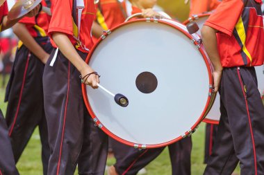 Bando bas davulcular okul geçit töreninde gerçekleştirmek
