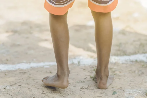 Studenten fitnesstraining voor sprinten op een atletiekbaan op school. — Stockfoto