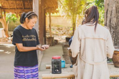 Lamphun Thailand - 12 Aralık - Tayland 'da tanımlanamayan Tayland' lı kadın turist - 12 Aralık - Tanımlanamayan Tayland kadın turistleri, Tayland 'ın Lamphun kentindeki Karen köyünde 12 Aralık 2019 tarihinde kravat boyası yapmayı öğrendiler.