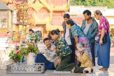 Bagan-Myanmar, 21 Ocak 2019: Tanımlanamayan turistler 21 Ocak 2019 'da Merbagan-Myanmar' a gittiler: Tanımlanamayan turistler Shwezigon Pagoda 'da 21 Ocak 2019' da Myanmar, Bagan 'da liyakat ve fotoğraf çektiler..