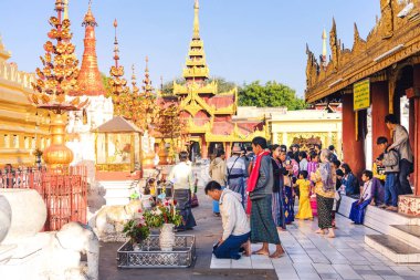 Bagan-Myanmar, 21 Ocak 2019: Tanımlanamayan turistler 21 Ocak 2019 'da Merbagan-Myanmar' a gittiler: Tanımlanamayan turistler Shwezigon Pagoda 'da 21 Ocak 2019' da Myanmar, Bagan 'da liyakat ve fotoğraf çektiler..