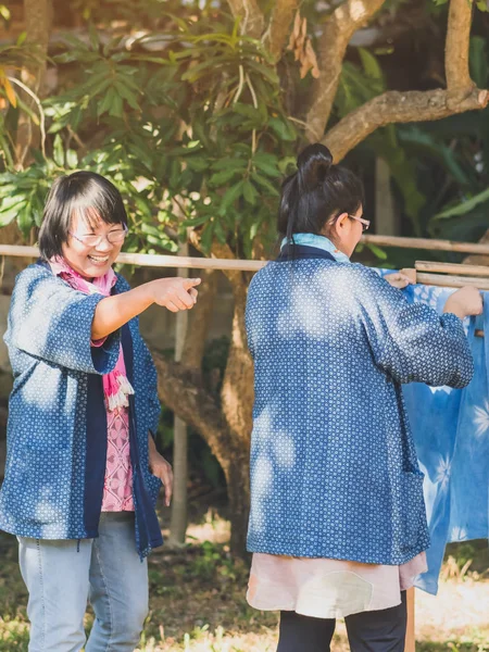 TAILANDIA DE LÁMFONO - 12 DE DICIEMBRE: Turistas tailandesas no identificadas aprenden a hacer ropa de tinte de corbata el 12 de diciembre de 2019 en la aldea Karen en Lamphun, Tailandia — Foto de Stock