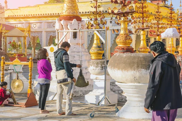 BAGAN-Myanmar, 21. ledna 2019: Neidentifikovaní turisté dělají zásluhy a fotografují v Shwezigon Pagoda 21. ledna 2019 v Baganu v Myanmaru. — Stock fotografie
