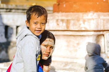 Bagan-Myanmar, 21 Ocak 2019: Tanımlanamayan turistler 21 Ocak 2019 'da Merbagan-Myanmar' a gittiler: Tanımlanamayan turistler Shwezigon Pagoda 'da 21 Ocak 2019' da Myanmar, Bagan 'da liyakat ve fotoğraf çektiler..