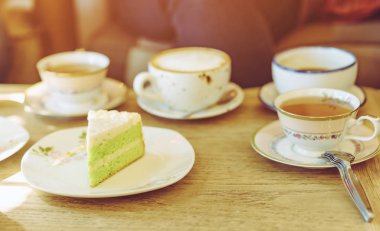 Mutlu bayan arkadaşlar, öğleden sonra kafede birlikte çay ya da kahve içerek buluşuyorlar. İnsanlar, eğlence ve iletişim konsepti. Seçici odak.