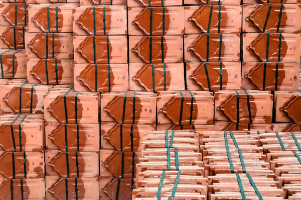 Feche até muitas pilhas de telhas pilha de barro tradicional para uma restauração do templo budista em estilo vintage na Tailândia . — Fotografia de Stock