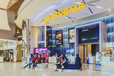 Kanchanaburi Tayland - 14 Aralık - Tanımlanamayan İnsanlar, 14 Aralık 2019 'da Kanchanaburi, Tayland' daki Robinson mağazasında filmi izlemek için saati bekliyorlar