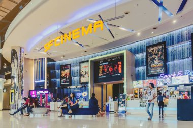 Kanchanaburi Tayland - 14 Aralık - Tanımlanamayan İnsanlar, 14 Aralık 2019 'da Kanchanaburi, Tayland' daki Robinson mağazasında filmi izlemek için saati bekliyorlar