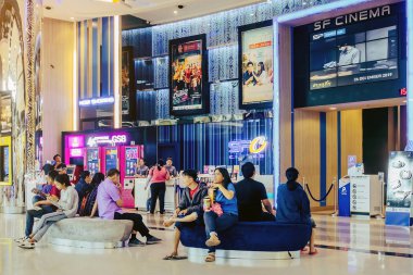 Kanchanaburi Tayland - 14 Aralık - Tanımlanamayan İnsanlar, 14 Aralık 2019 'da Kanchanaburi, Tayland' daki Robinson mağazasında filmi izlemek için saati bekliyorlar