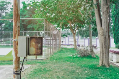 Pas tutmuş elektrik direğindeki paslı elektrik kontrol kutusu.