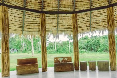 Birçok bambu bağı kenevir halatlarıyla birbirine bağlanır ve dinlenme kulübesi için sırık olarak kullanılır. Kenevir iplerine odaklan.