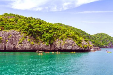 Ang Thong Deniz Parkı, Samui, Tayland - 13 Ekim 2019: Idyllic turkuaz okyanusunda kayak yapan turistler, Ang Thong Ulusal Deniz Parkı 'ndaki yeşil orman ağaçları ve kireç taşı dağlarıyla adanın yakınını keşfetmek için.