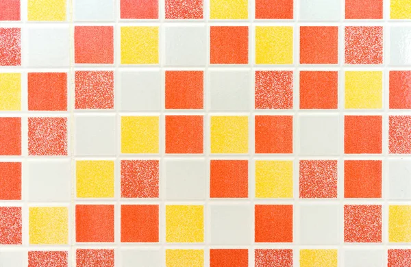 Meerdere gekleurde vierkante mozaïek tegels textuur met witte vulling versieren de muur in de badkamer. — Stockfoto