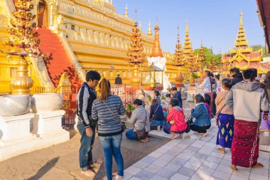 BAGAN-Myanmar, 21 Ocak 2019: Tanımlanamayan turistler Shwezigon Pagoda 'da 21 Ocak 2019, Bagan, Myanmar.