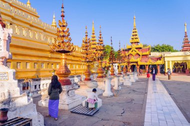 BAGAN-Myanmar, 21 Ocak 2019: Tanımlanamayan turistler Shwezigon Pagoda 'da 21 Ocak 2019, Bagan, Myanmar.