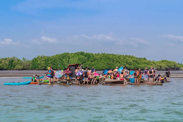 CHANTHABURI, TAILANDIA: 15 DE ABRIL DE 2019 Turistas no identificados se relajan en balsas y haciendo kayak en el mar el 15 de abril de 2019 en Bang Chan (The No-Land Village), Chanthaburi, Tailandia — Foto de Stock