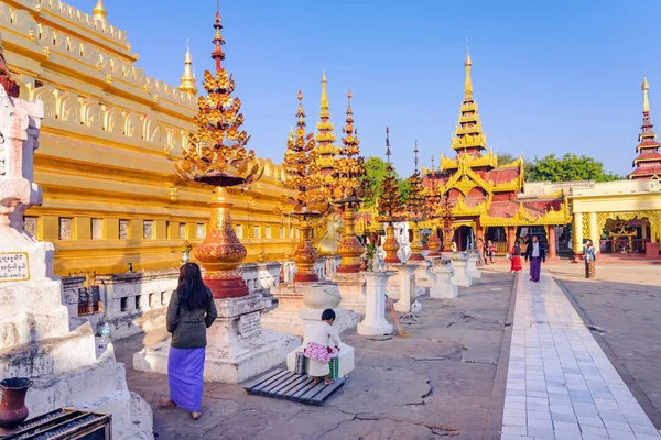 BAGAN-Myanmar, 21 Ocak 2019: Tanımlanamayan turistler Shwezigon Pagoda 'da 21 Ocak 2019, Bagan, Myanmar.