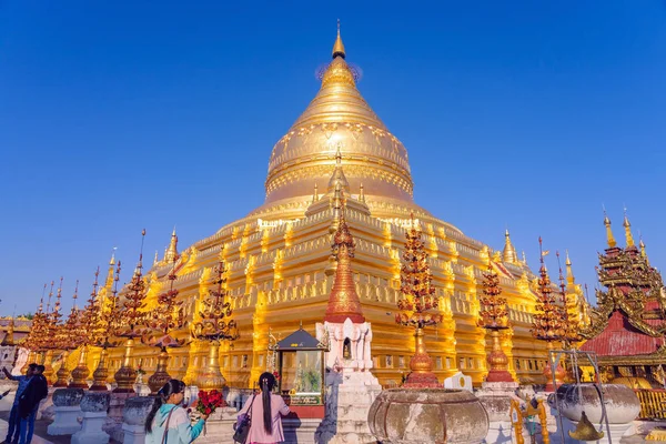 BAGAN-Myanmar, 21. ledna 2019: Neidentifikovaní turisté dělají zásluhy a fotografují v Shwezigon Pagoda 21. ledna 2019 v Baganu v Myanmaru. — Stock fotografie