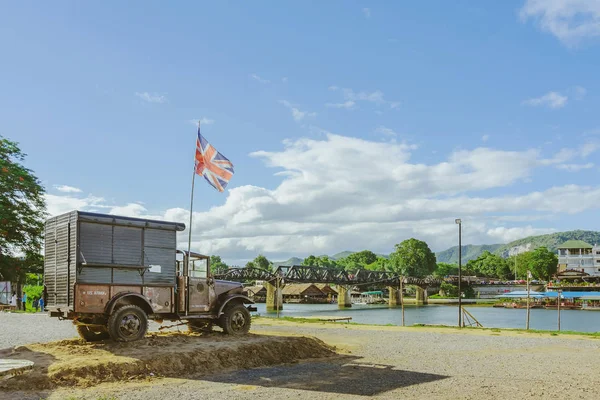 KANCHANABURI TAILANDIA-JULIO 16.2019: Artesanías, comida casera, ropa de algodón y más de productores locales vienen a formar comunidad y establecer un mercado local llamado Proyecto Puente de la Segunda Guerra Mundial cerca del Puente sobre el Río Kwai en Kanchanaburi Thai — Foto de Stock