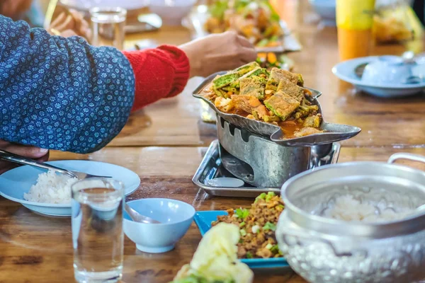 Grupp av kvinnliga vänner njuter av att äta med acacia pennata omelett sura soppa i fisk form varm kruka i restaurangen. Selektiv inriktning. — Stockfoto