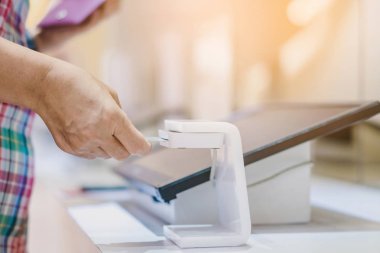 Kadınlara yakın çekim için müzeye bilet almak için kimlik doğrulama makinesine yerleştirilmiş kimlik kartını kullanın. Seçici odak.